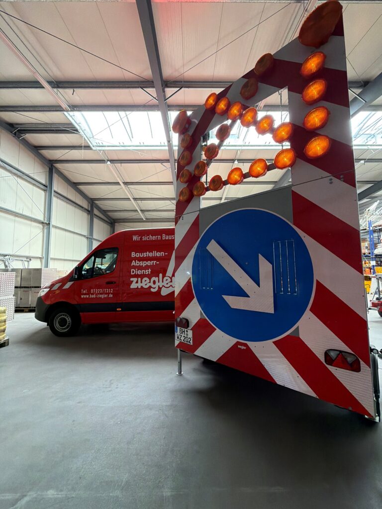 Mobile Absperrtafeln & Sicherungsanhänger